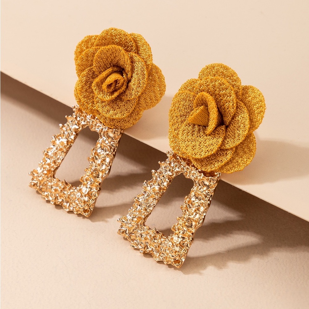 Chic Gold Floral Dangle Earrings